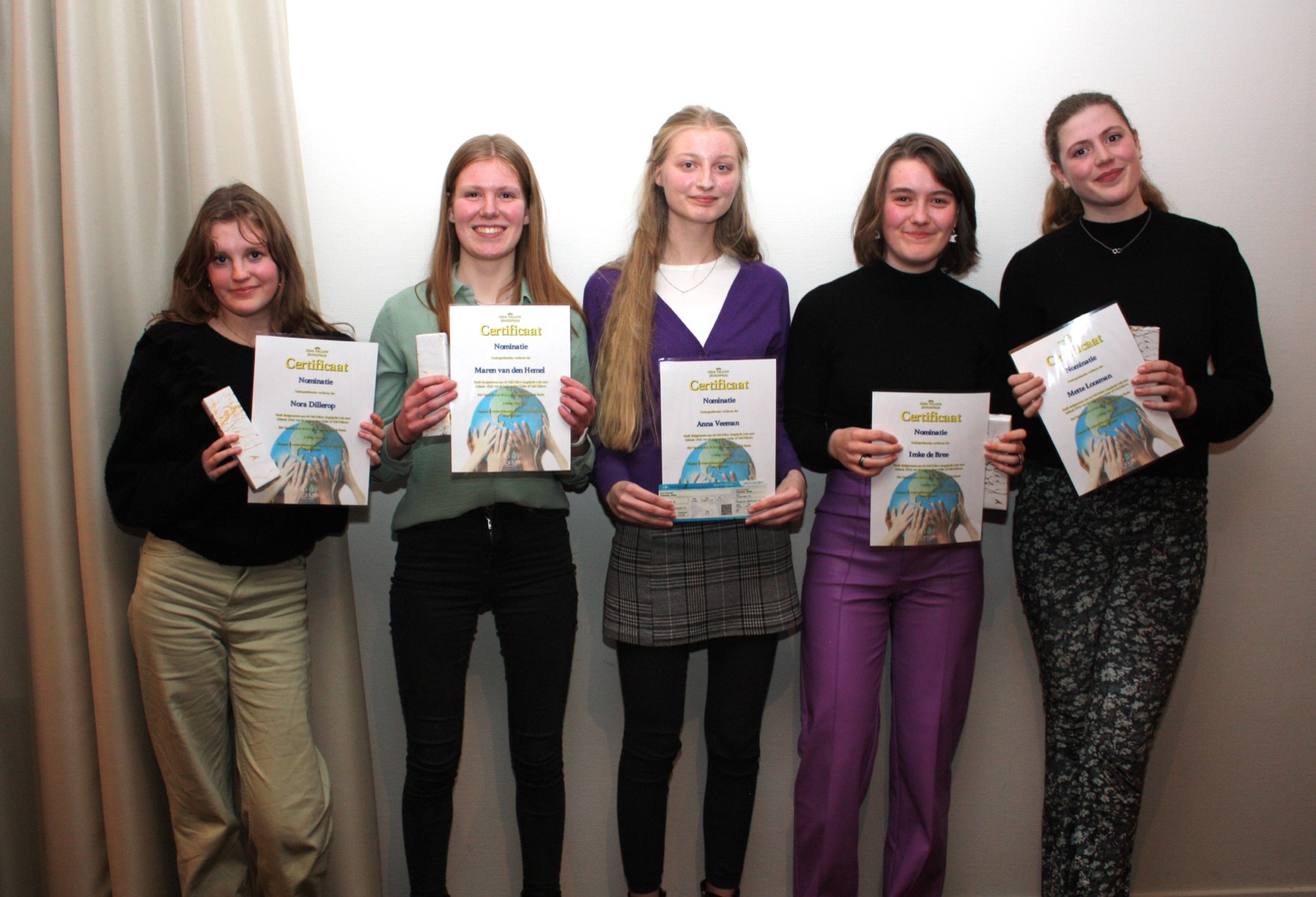 Winnaar Anna Veeman temidden van de deelnemers aan de Odd Fellows Essaywedstrijd