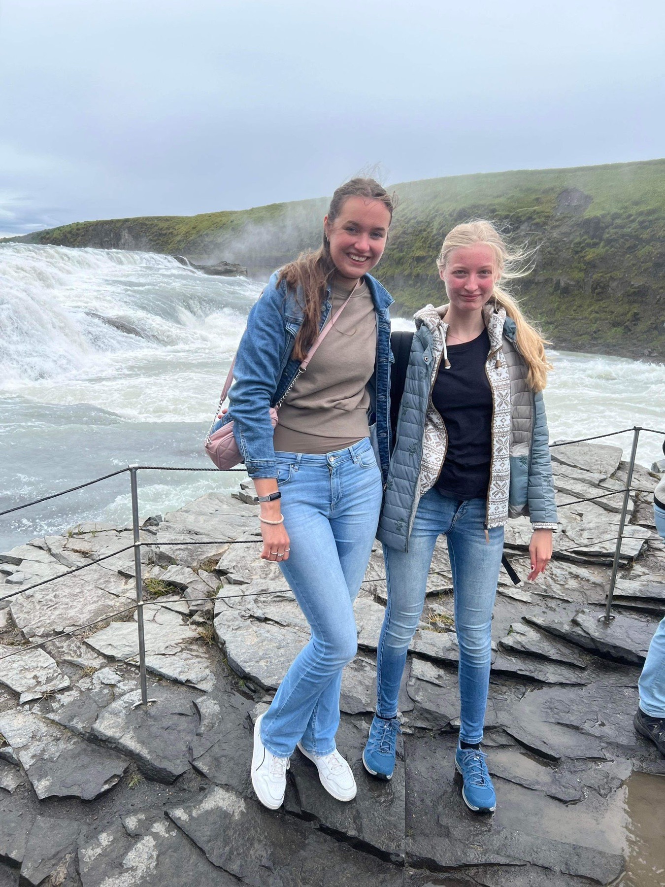 Anna en Hannah bij de Gullfoss waterval, IJsland