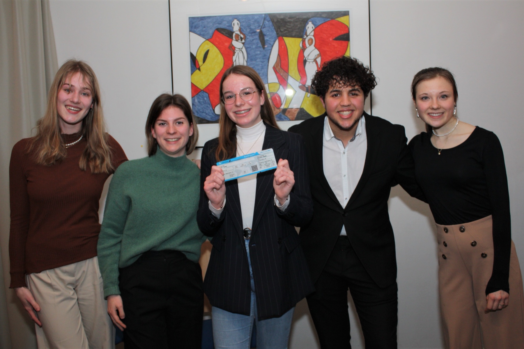 Tessel Schrijer omringd door oud-deelnemers van de Youth Tour