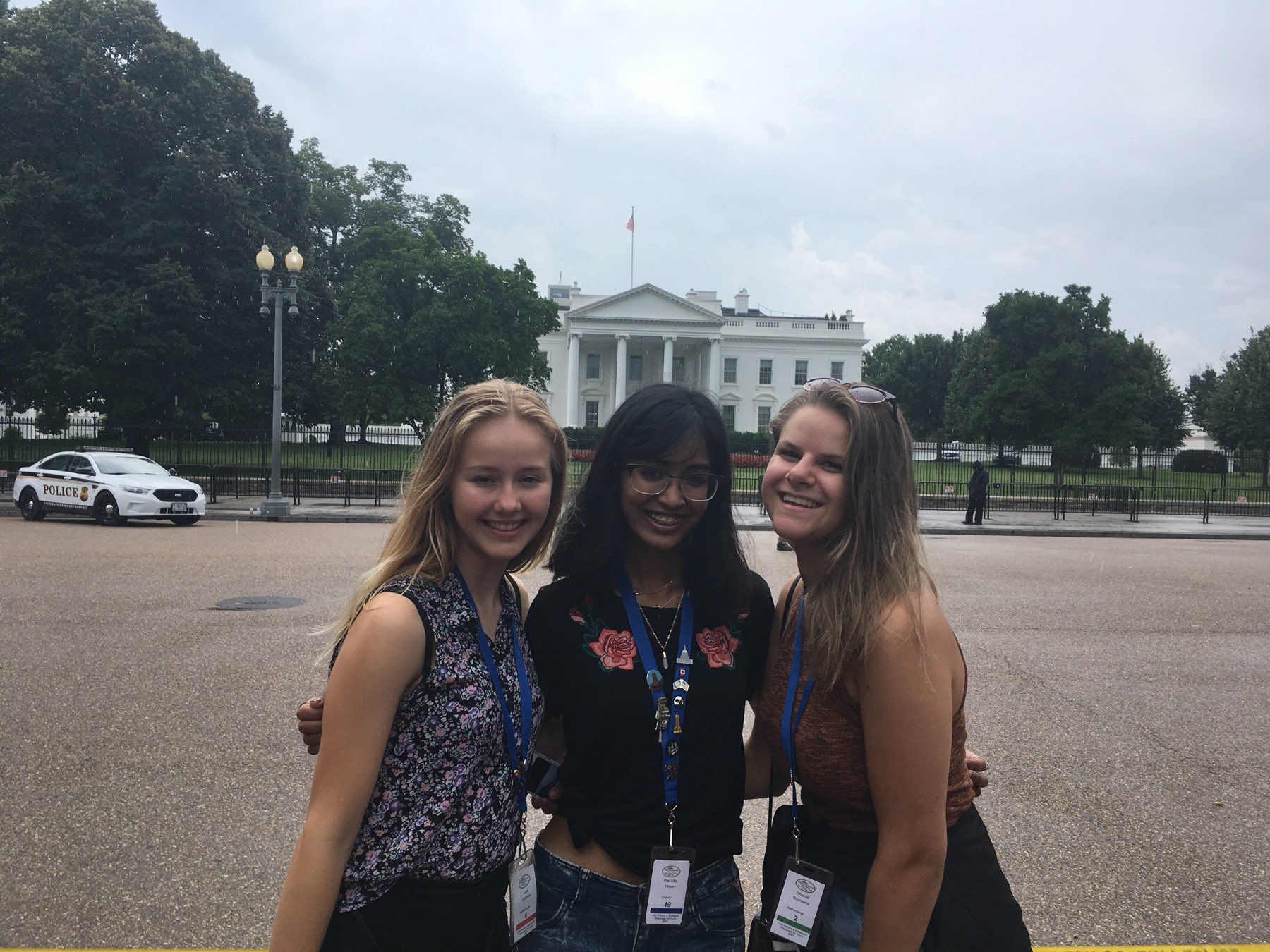 Anna Vethman met reisgenoten bij het Witte Huis, Washington D.C.
