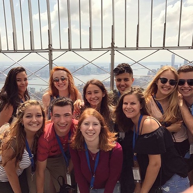 Mourad Lagsir met reisgenoten op het Empire State Building, New York